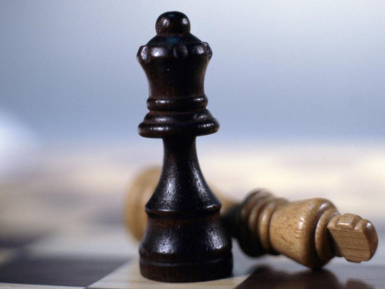 Игра в шахматы - изображение шахматной доски с фигурами.